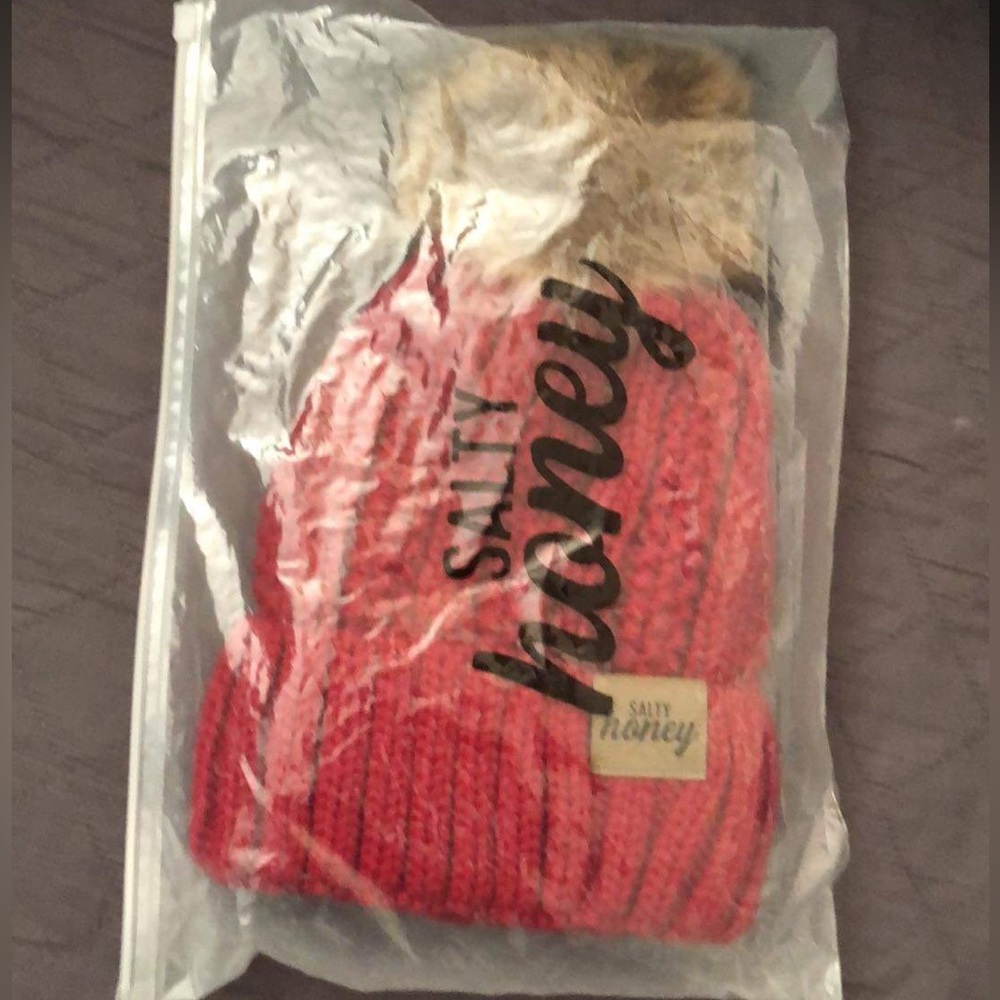 NEW PomPom Red SH Beanie
